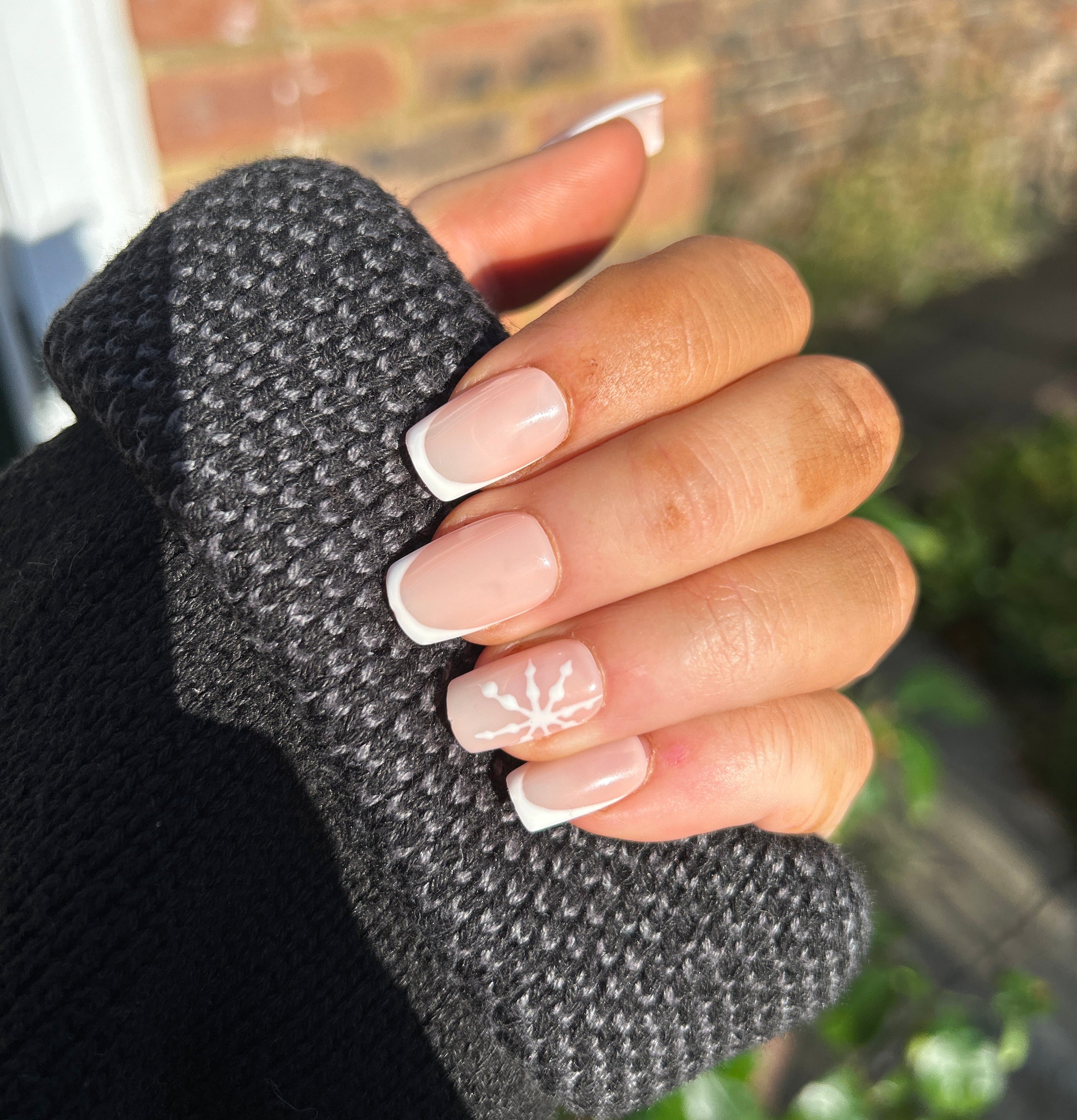 Snowflake French Tip False Nails 2